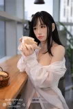 軽食を両手で頬張る無邪気なリアル ラブドール