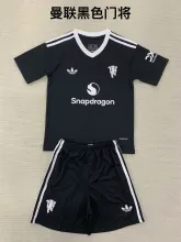 24/25 Manchester United Goalkeeper Black Kids Kits 1:1 Soccer Jersey