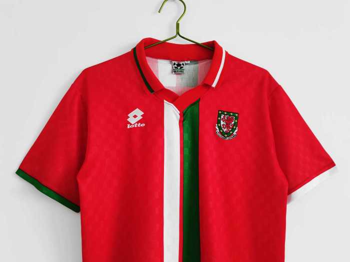 Retro Jersey 1996-1998 Wales Home Red Soccer Jersey Vintage Football Shirt