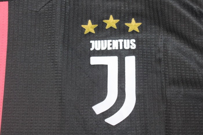 with Scudetto Player Version Retro Jersey 2019-2020 Juventus Home Soccer Jersey Vintage Maillot de Foot