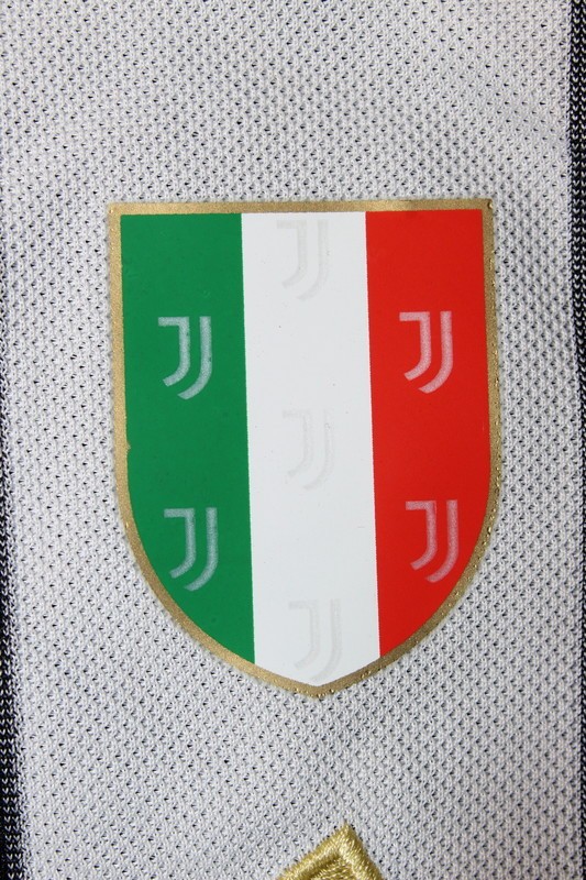 with Scudetto+UCL Patch Retro Jersey 2017-2018 Juventus MANDZUKIC 17 Home Soccer Jersey Vintage Football Shirt