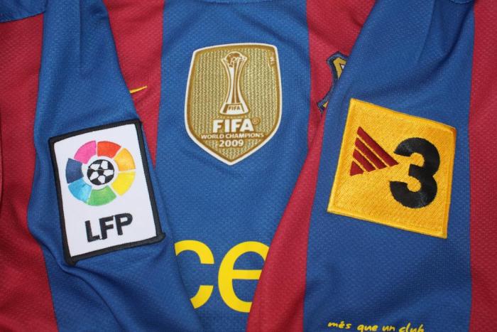 with Golden FIFA+LFP+TV 3 Patch Retro Jersey 2010-2011 Barcelona IBRAHIMOVIC 9 Home Soccer Jersey Vintage Football Shirt