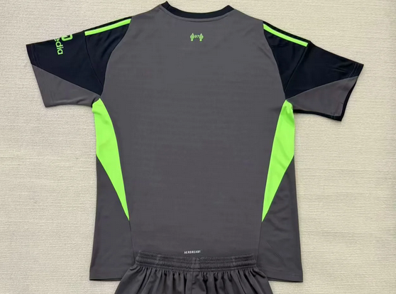 Fan Version 2025-2026 Liverpool Black Goalkeeper Soccer Jersey Football Shirt