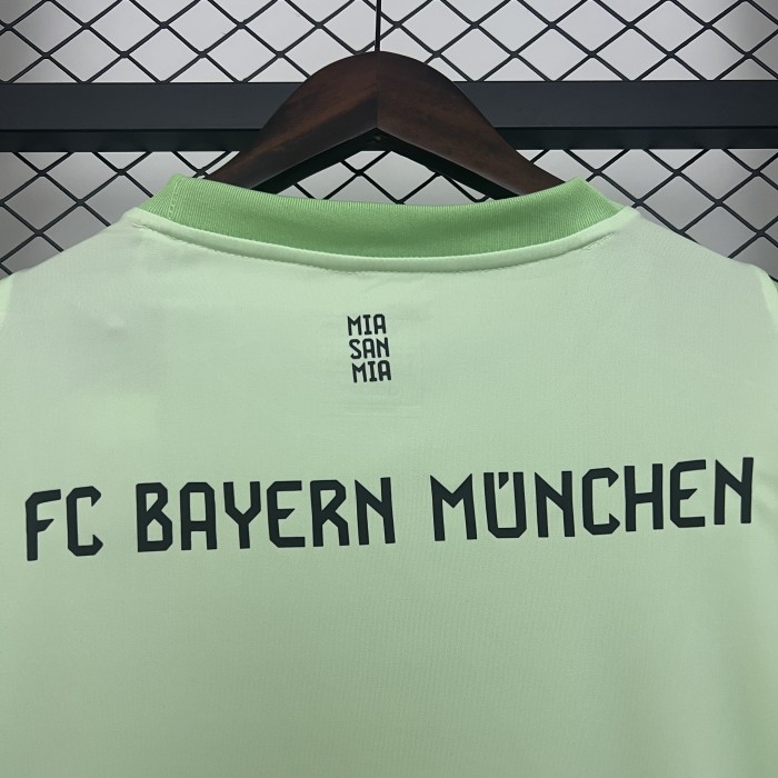 Fan Version 2025-2026 Bayern Munich Green Goalkeeper Soccer Jersey Bayern Munchen Football Shirt