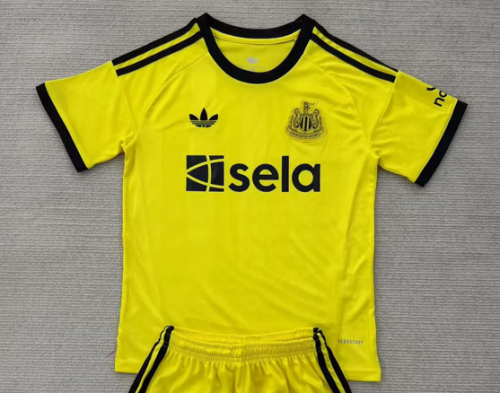 Fan Version 2025-2026 Newcastle United Yellow Goalkeeper Soccer Jersey Football Shirt