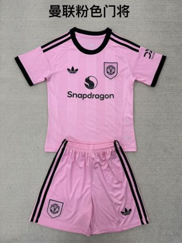 Youth Uniform Kids Kit 2025-2026 Manchester United Pink Goalkeeper Soccer Jersey Shorts Child Football Set