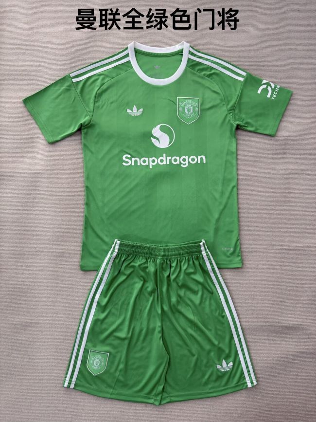 Youth Uniform Kids Kit 2025-2026 Manchester United Green Goalkeeper Soccer Jersey Shorts Child Football Set