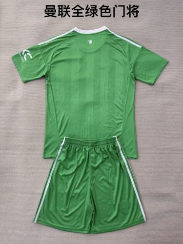 Youth Uniform Kids Kit 2025-2026 Manchester United Green Goalkeeper Soccer Jersey Shorts Child Football Set