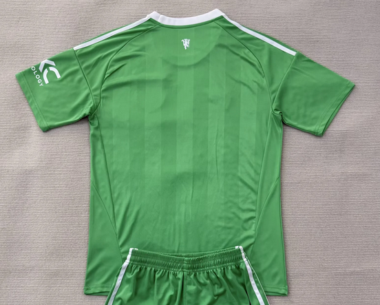 Fan Version 2025-2026 Manchester United Green Goalkeeper Soccer Training Jersey Football Shirt