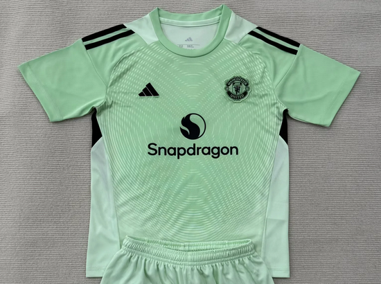 Fan Version 2025-2026 Manchester United Light Green Goalkeeper Soccer Training Jersey Football Shirt