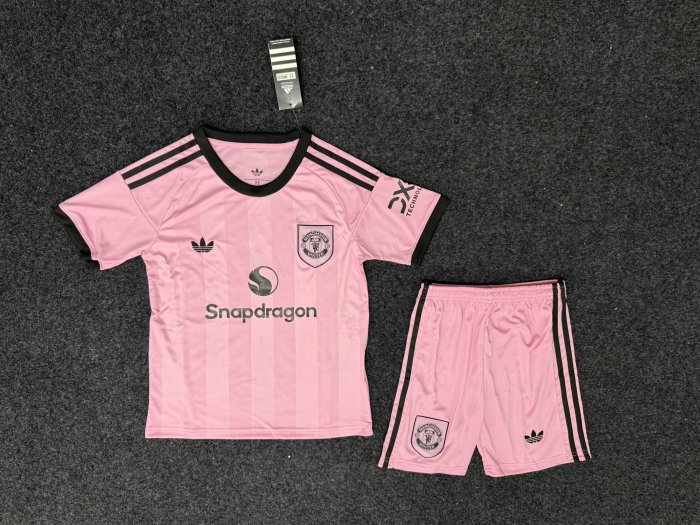 Youth Uniform Kids Kit 2025-2026 Manchester United Pink Goalkeeper Soccer Jersey Shorts Child Football Set
