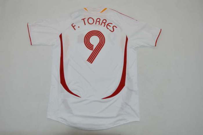 with World Cup Patch Retro Jersey Spain 2006 F.TORRES 9 Away White Soccer Jersey Vintage Football Shirt