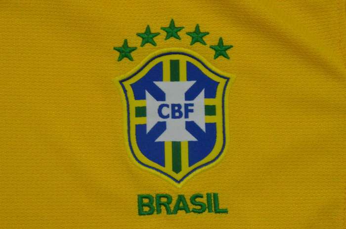 Retro Jersey 2012-2013 Brazil HULK 7 Home Soccer Jersey Vintage Brasil Camisetas de Futbol