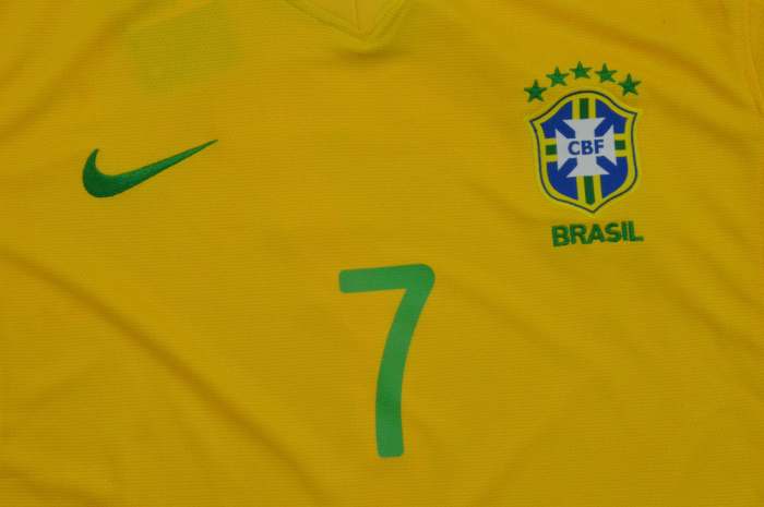 Retro Jersey 2012-2013 Brazil HULK 7 Home Soccer Jersey Vintage Brasil Camisetas de Futbol
