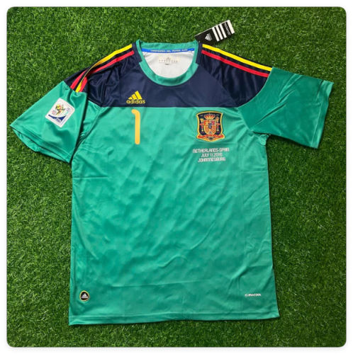 with Front Lettering+World Cup Patch Retro Jersey 2010 Spain Iker Casillas 1 Green Goalkeeper Soccer Jersey Vintage Football Shirt