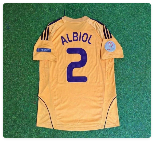 with Euro Patch Retro Jersey 2008 Spain Raúl Albiol 2 Away Golden Soccer Jersey Camiseta de España Football Shirt