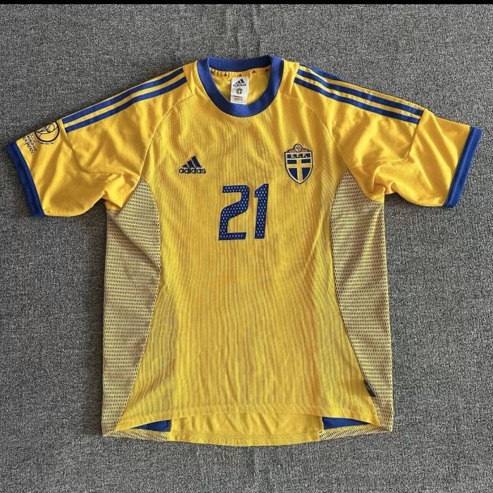 with World Cup Patch Retro Jersey 2002 Sweden IBRAHIMOVIC 21 Home Soccer Jersey Vintage Football Shirt