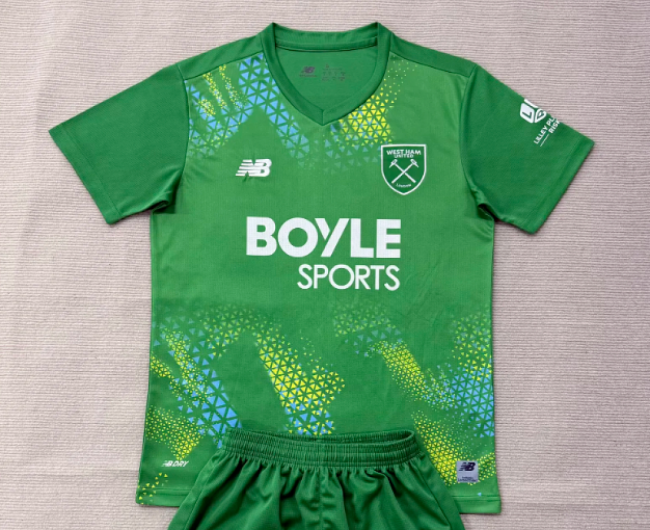 Fan Version 2026-2027 West Ham United Green Goalkeeper Soccer Jersey Football Shirt