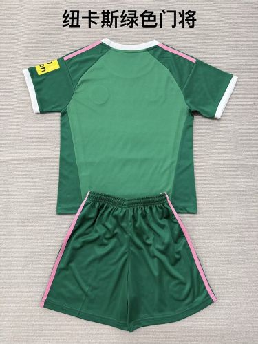 Youth Uniform Kids Kit 2026-2027 Newcastle United Green Goalkeeper Soccer Jersey Shorts Child Football Set