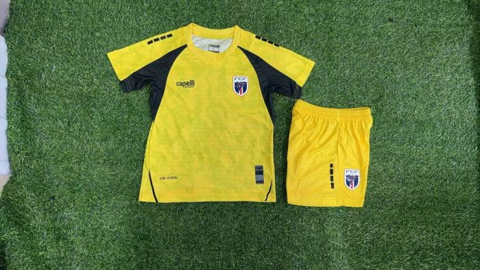 Player Version Youth Uniform Kids Kit 2026 Cape Verde Yellow Goalkeeper Soccer Jersey Shorts Child Football Set
