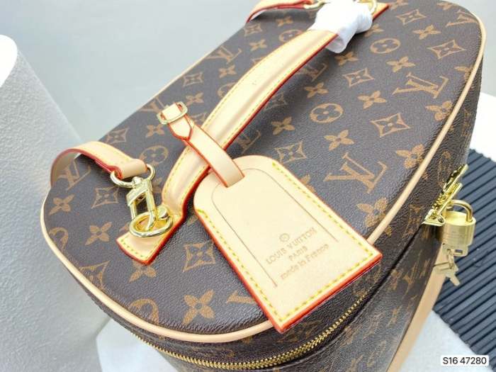 size:31*21cm split leather,AAAA,no box,Cosmetic bag，B75-2101