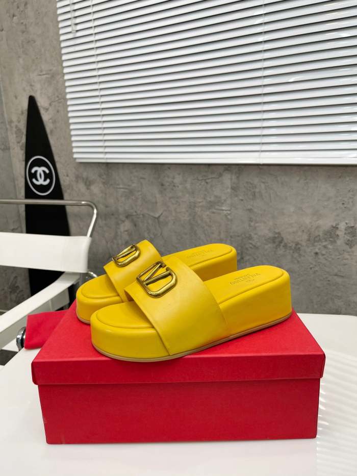 Flat leather sandals slippers , size 35-41 ,with box, SS60-1638-1642
