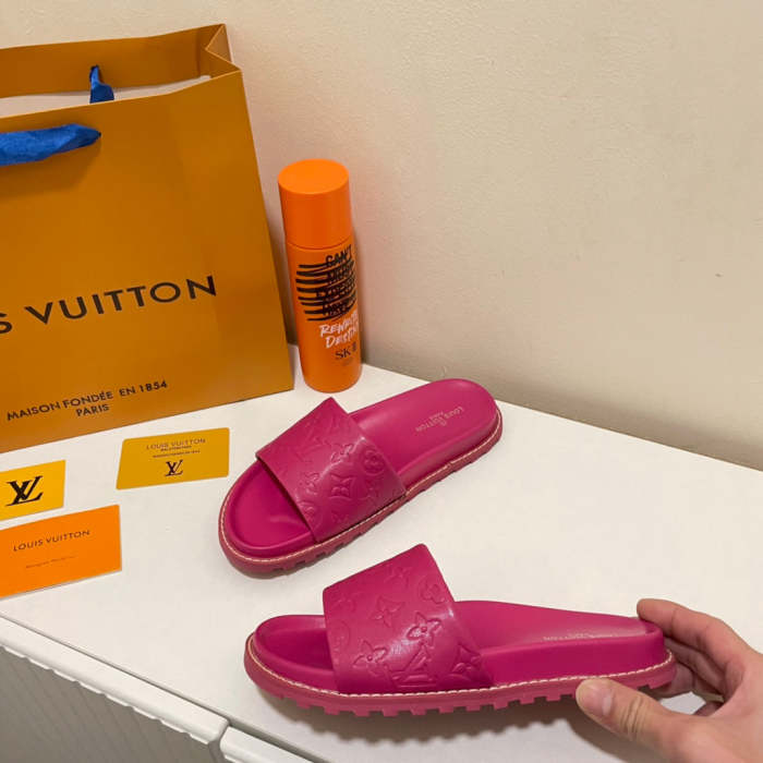 Flat leather sandals slippers , size 35-40 ,with box, SS50-940-942