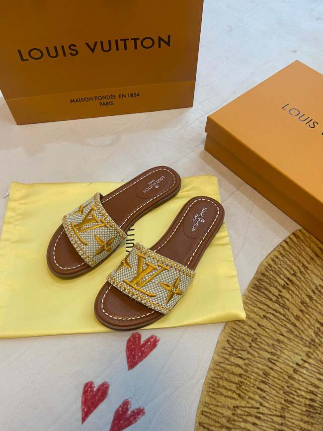 Flat leather sandals slippers , size 35-41 ,with box, SS50-923