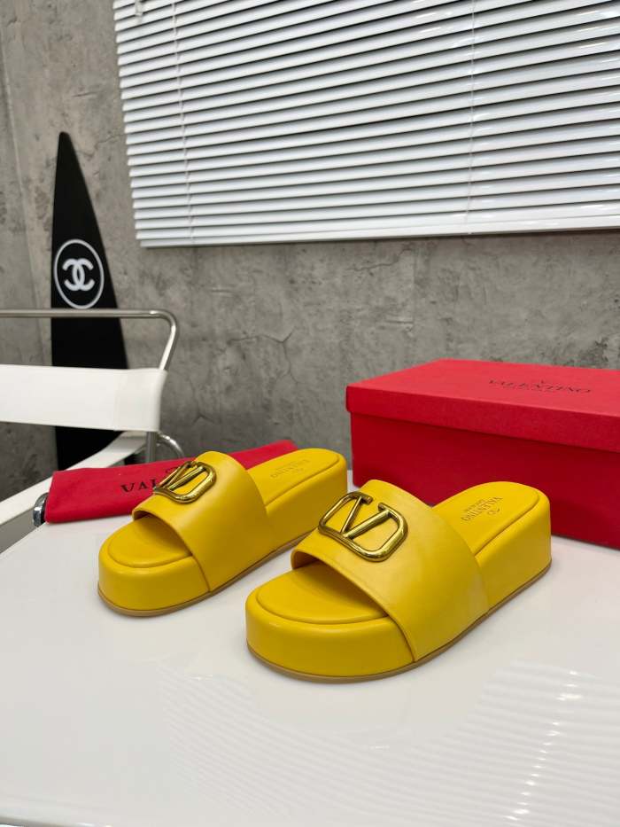 Flat leather sandals slippers , size 35-41 ,with box, SS60-1638-1642
