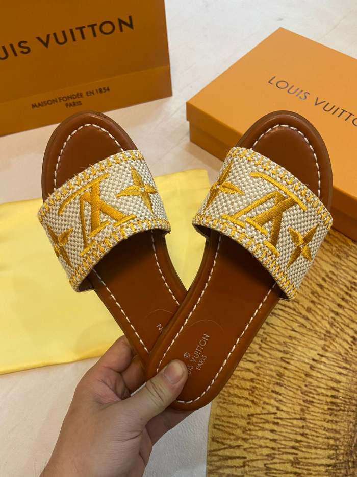 Flat leather sandals slippers , size 35-41 ,with box, SS50-923