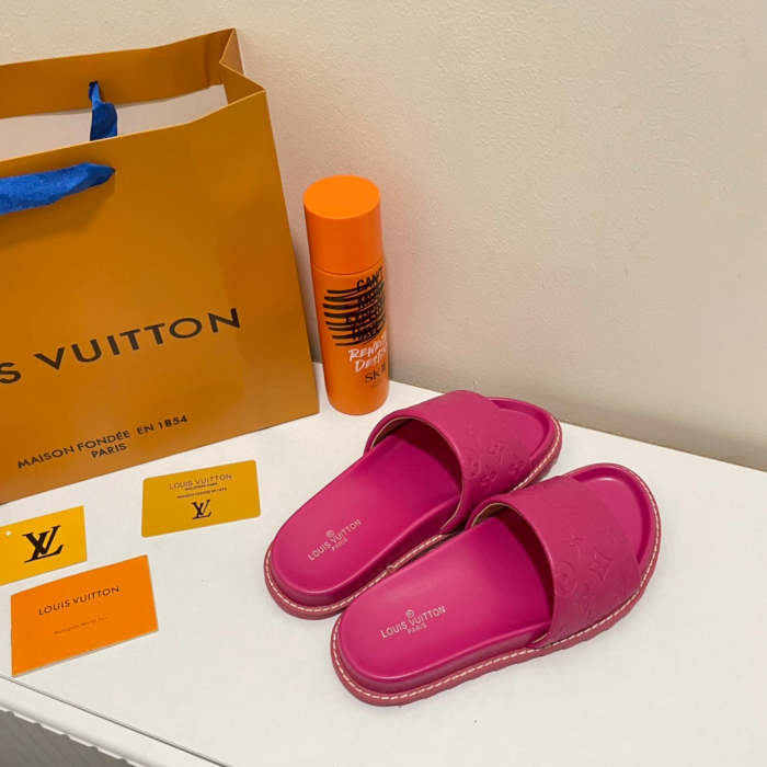Flat leather sandals slippers , size 35-40 ,with box, SS50-940-942