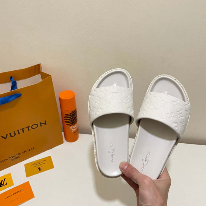 Flat leather sandals slippers , size 35-40 ,with box, SS50-940-942