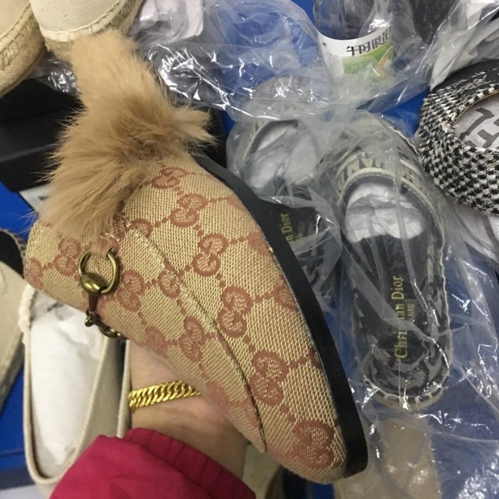 flat fur shoes, size 35-44, with box, SS70-275