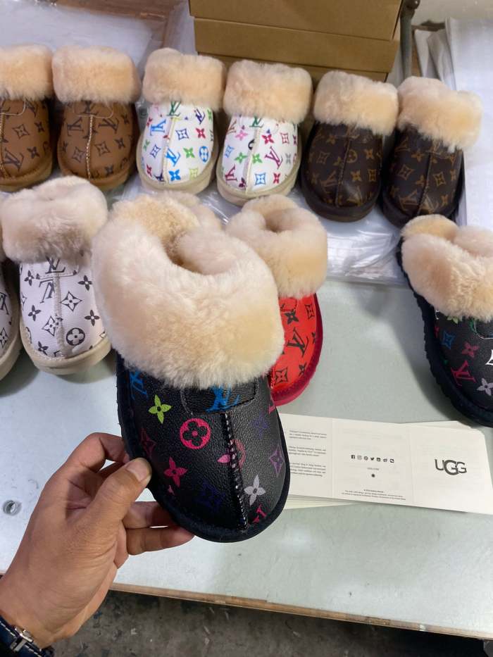 Women flat fur shoes, wih box, size 35-44, SS50-1404-1410