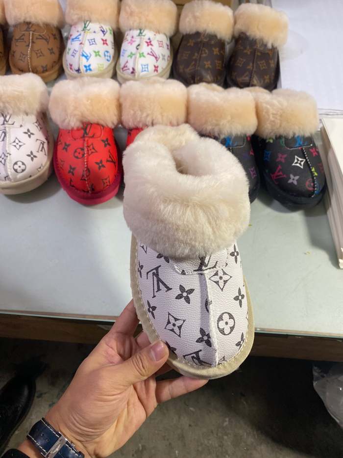 Women flat fur shoes, wih box, size 35-44, SS50-1404-1410