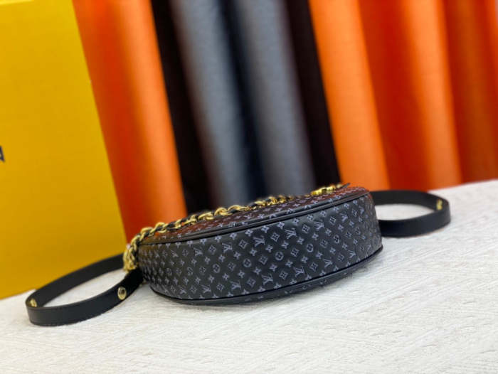 Leather bag ,5A ,size 23x13x6cm,no box, B130-57