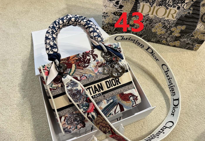 Embroidery bag ,5A , size 24cm ,no box, with the scarf, B130-41-43