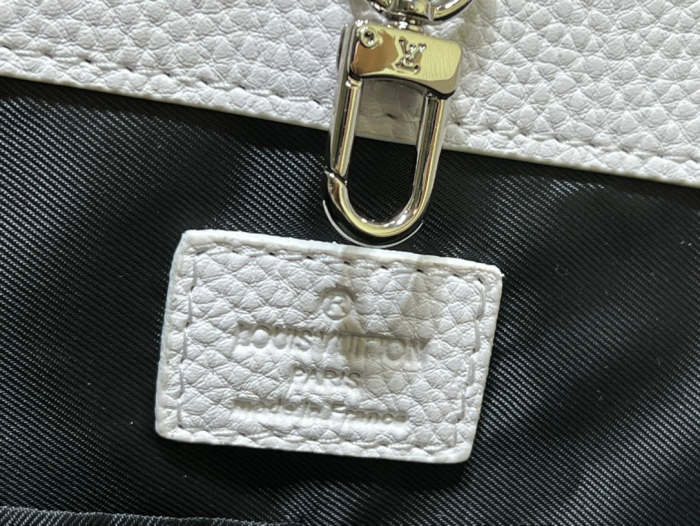 ON THE GO TOTE  Leather  bag ,5A , size 44x33x18cm ,no box,  B130-53