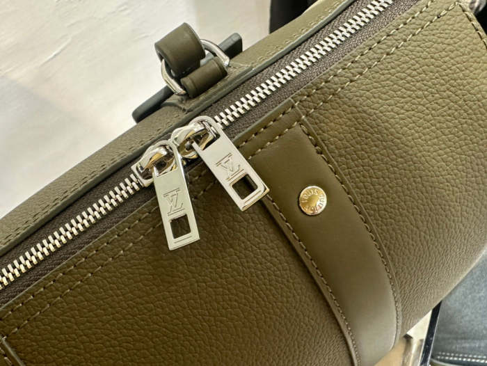 Leather city keepall bag ,mirror , size  27x17x13cm ,no box, B250-21