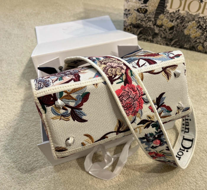 Embroidery bag ,5A , size 24cm ,no box, with the scarf, B130-41-43