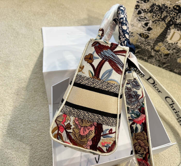 Embroidery bag ,5A , size 24cm ,no box, with the scarf, B130-41-43