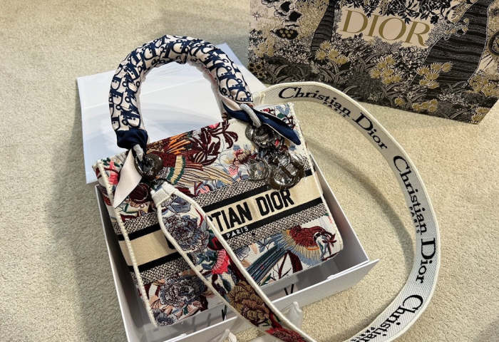 Embroidery bag ,5A , size 24cm ,no box, with the scarf, B130-41-43
