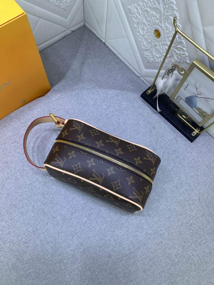 Leather bag ,5A , size 23x13x12cm ,no box,  B68-6096