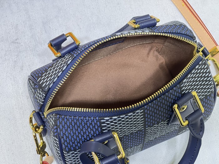 M40611，Leather bag ,5A , size 18x12x10cm ,no box,  B75-2979