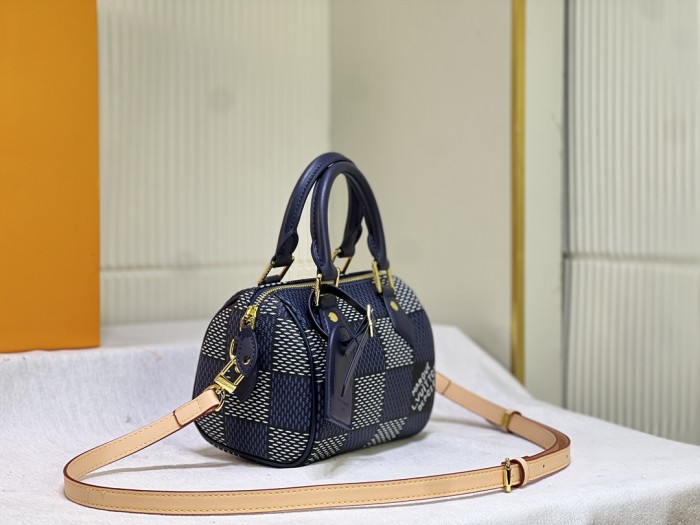 M40611，Leather bag ,5A , size 18x12x10cm ,no box,  B75-2979