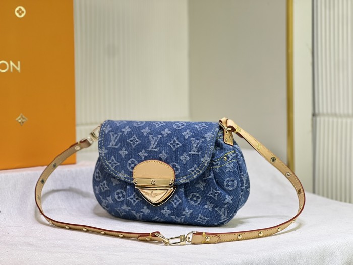 Leather and canvas bag ,5A , size 27x18x3cm,no box,  B88-1818