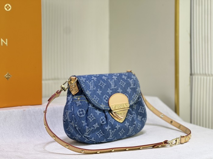 Leather and canvas bag ,5A , size 27x18x3cm,no box,  B88-1818