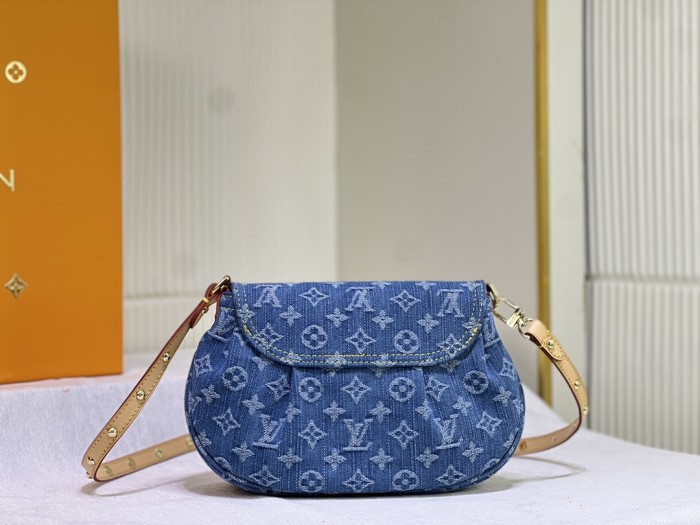 Leather and canvas bag ,5A , size 27x18x3cm,no box,  B88-1818