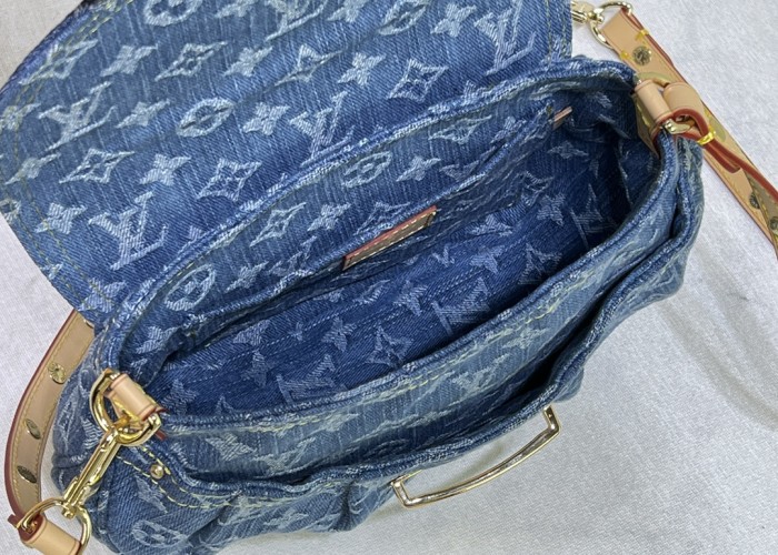 Leather and canvas bag ,5A , size 27x18x3cm,no box,  B88-1818