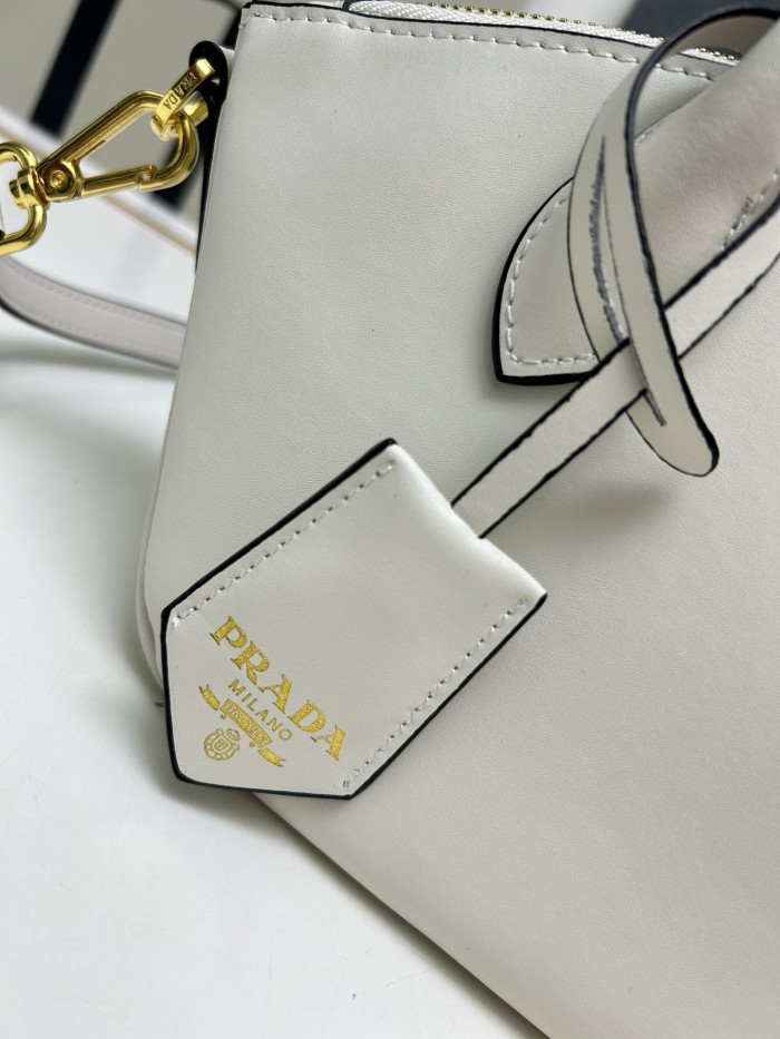 Leather bag ,5A ,size 26x17x9cm,no box,  B110-263
